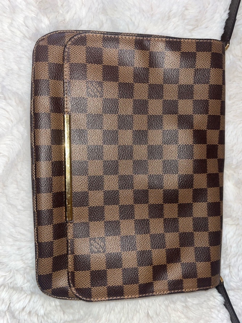 the cutest, authentic Louis Vuitton Hoxton GM Damier Ebene crossbody bag😩😍 - Picture 2 of 8